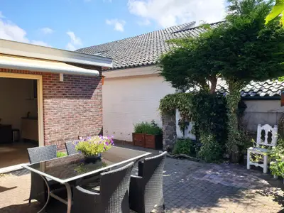 Der Garten ist auch über den Seiteneingang neben dem Ferienhaus erreichbar.