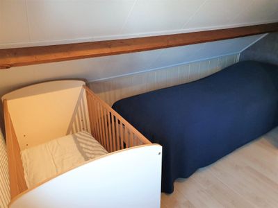 Schlafbereich. Schlafzimmer 1, 3 eenpersoonsbedden en een (Baby)Kinderbett