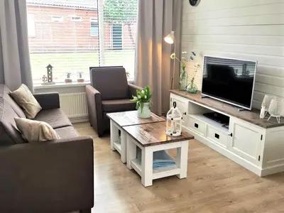 Das Wohnzimmer mit Sitzgelegenheit und Fernseher.