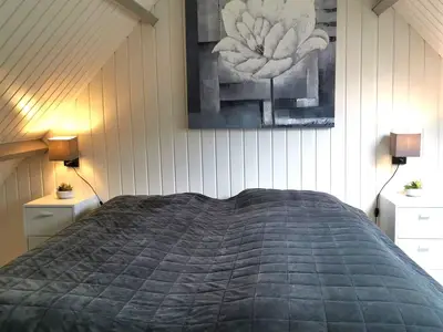 2 Einzelbetten mit Deckbetten und Kissen.