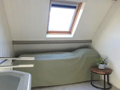 Im Dachgeschoss, im Vorzimmer, 1 Einzelbett mit Deckbett und kissen, und oben 1 Waschbecken.