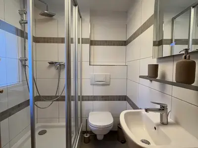 Badezimmer mit Dusche und WC 1. Etage