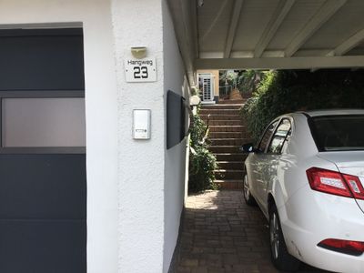 Aufgang zum Haus und der Terrasse durch den Doppelcarport