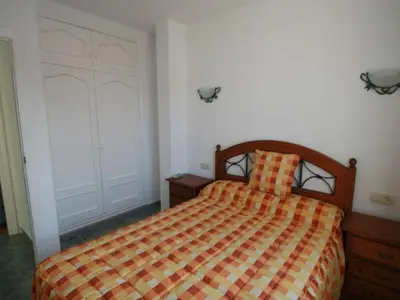 1. Schlafzimmer mit Schrank im OG