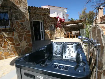 Außen-Whirlpool (zubuchbar) und Warmwasser Außendusche