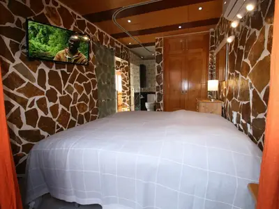 1. Schlafzimmer mit Deckenlifter ins Bad möglich