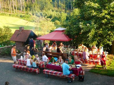 Beim gemeinsamen Grillen