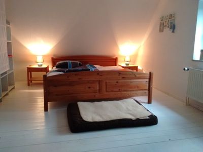 Schlafzimmer mit Doppelbett und Hundeschlafplatz oben