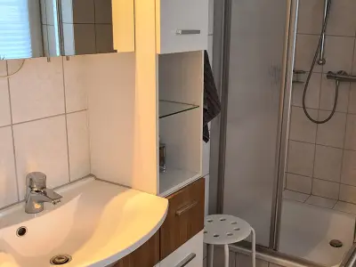 Badezimmer im EG mit Dusche und WC