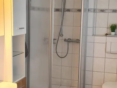 Badezimmer im EG mit Dusche und WC