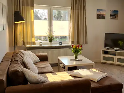 Helles, freundliches Wohnzimmer mit Zugang zum Wintergarten und zur Terrasse