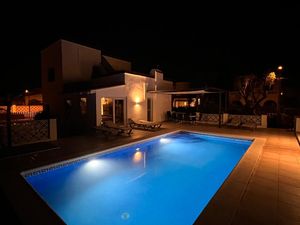 Abends mit schöner Beleuchtung im Pool