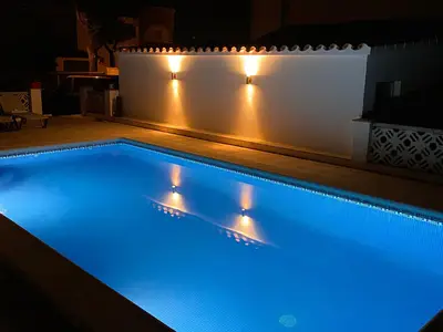 Pool. Beleuchtet und gemütlich