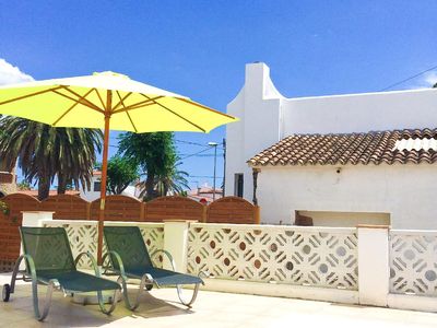 Terrasse. Schattenspender und gemütliche Liegen