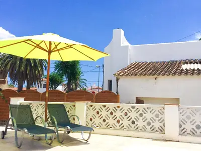 Terrasse. Schattenspender und gemütliche Liegen