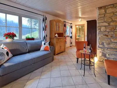 Wohnraum mit Sitzgelegenheit