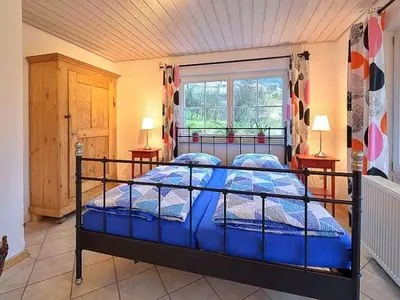 Schlafzimmer mit Doppelbett