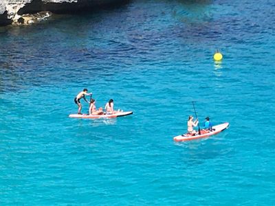 Stand-Up-Paddle werden in der Cala Llombards vermietet, ein herrlicher Spass....