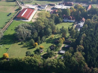 Luftbild, Ferienhäuser, Villa und Reithalle