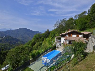 Das Anwesen in dominanter und panoramischer Lage auf den Bergen