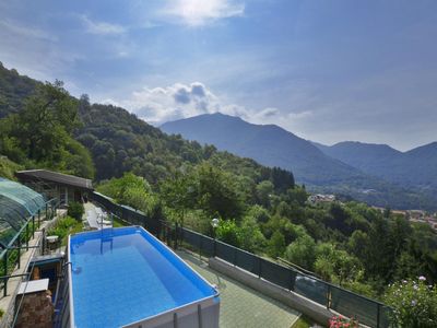 Der Pool in dominanter und panoramischer Lage auf den Bergen