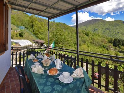 Der ausgestattete Balkon mit einem herrlichen Blick auf das Tal