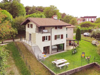 Das Grundstück und der ausgestattete Garten