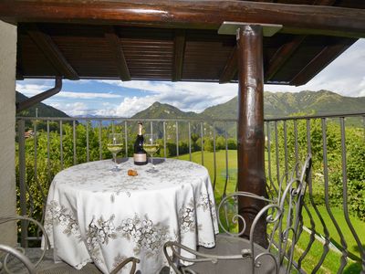 Die ausgestattete Terrasse auf der oberen Ebene mit herrlichem Blick auf das Tal