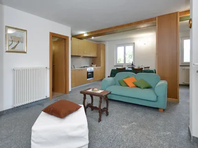 Das Wohnzimmer mit Küchenecke