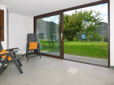 Die Veranda auf der unteren Ebene öffnet sich zum Garten