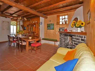 Das Wohnzimmer mit Essbereich und dem Kamin