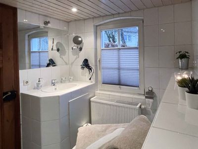 Badezimmer mit Badewanne und ebenerdiger Dusche untere Etage