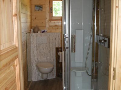 Bad 2 mit Dusche, Waschbecken und WC