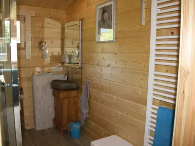 Bad 1 mit Urinal, WC, Dusche, Waschbecken