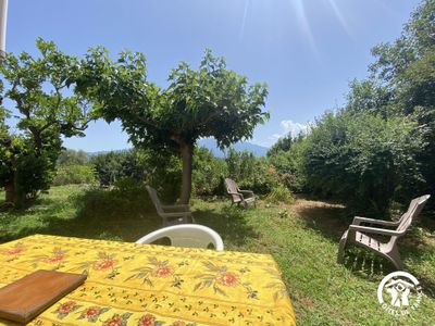 Le salon de jardin devant le gîte