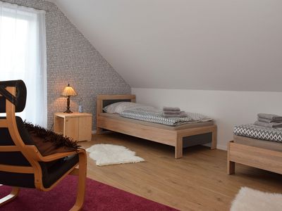 Modernes Schlafzimmer mit 2 Einzelbetten