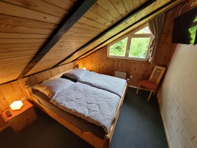 Schlafzimmer 1 OG Bett 1,80m x 2,00m