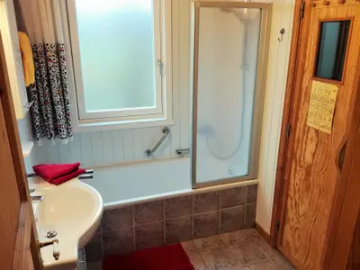 Ferienhaus Nora Badezimmer mit Tür zur Sauna