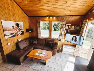 Ferienhaus Mia Wohnbereich mit Smart TV und Wärmepumpe / Klimaanlage
