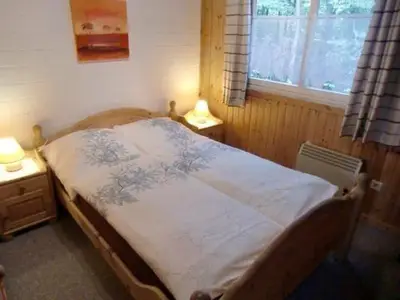 Schlafzimmer EG mit Bett 1,60m x 2,00m