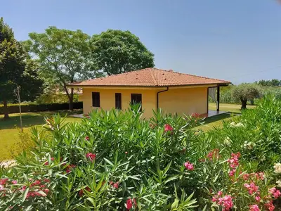Außenansicht des Gebäudes. Villa Mimosa garten
