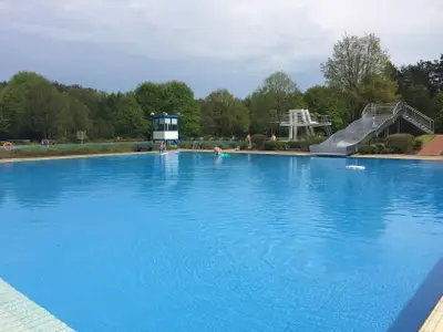 Nichtschwimmer-Becken mit Rutsche