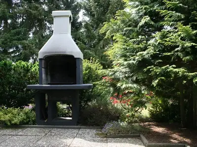 Terrasse mit Steingrill