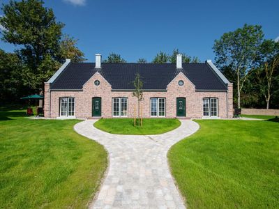 Außenansicht des Gebäudes. Ida rechte Haushälfte, rechts die Terrasse