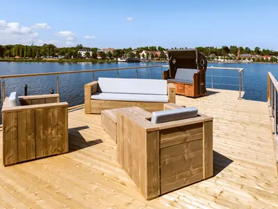 Wenn die erste Reihe am Strand einfach nicht ausreichend ist, erleben Sie Urlaub am Hausboot.