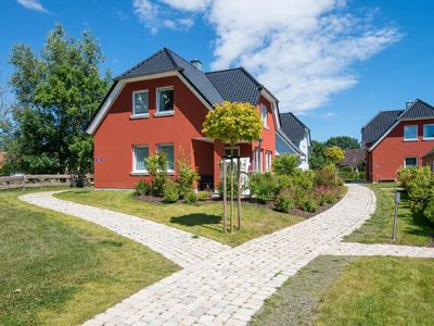 Außenansicht des Gebäudes. Drei identisch eingerichtete Ferienhäuser