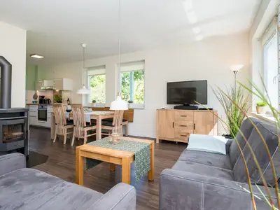Wohnbereich. Wohnbereich mit TV, Kamin