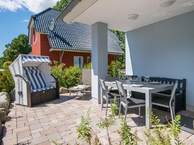 Außenansicht des Gebäudes. Überdachte Südterrasse