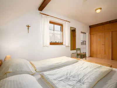 Schlafzimmer 1 mit Balkon und großem begehbarem Schrank