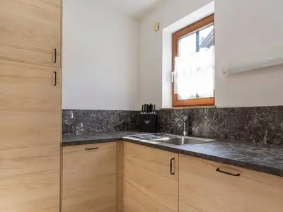 Küche mit Kühl/Gefrierschrank, Elektroherd mit Ceranfeld